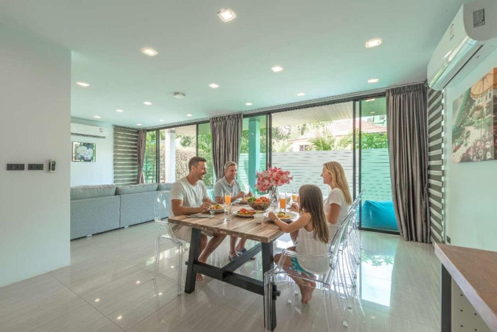 Hosté ubytování Vibrant Life at 4BR Pool Villa, Kata - UTK3