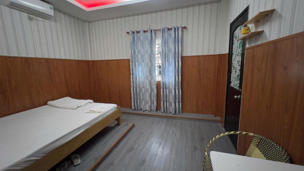 Giường trong phòng chung tại Hotel Hoa Đào