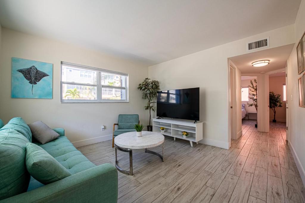 Una televisión o centro de entretenimiento en Sun, Sand, Coastal Haven 1