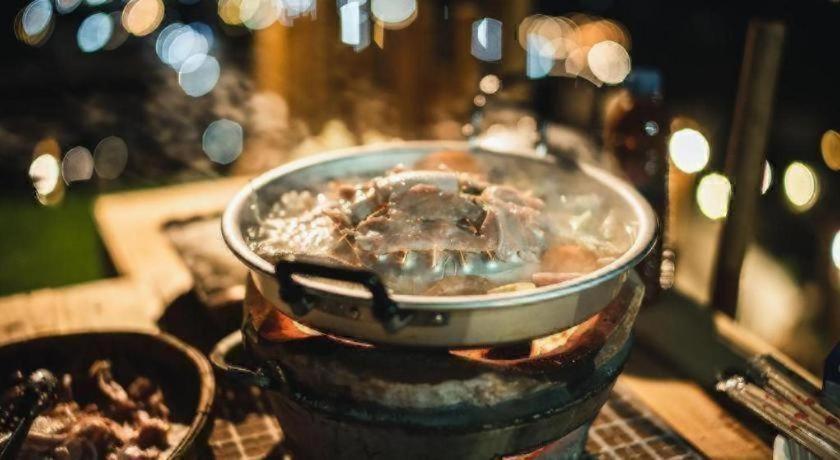 una olla de comida sentada en una mesa en The Doi Moncham, en Mon Jam