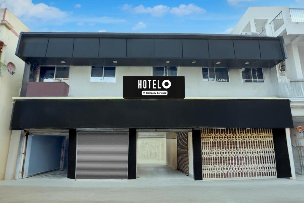 Un edificio con un cartel en el frente. en Super Hotel O Hanuman Nagar Kankarbagh Formerly Home Town, en Bankipur