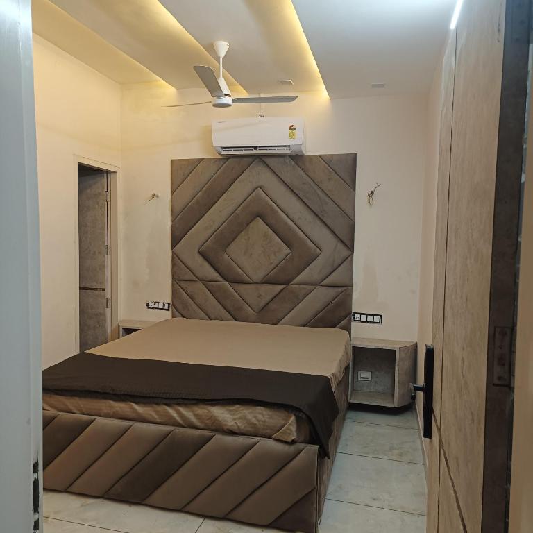 Ένα ή περισσότερα κρεβάτια σε δωμάτιο στο Naam Residency