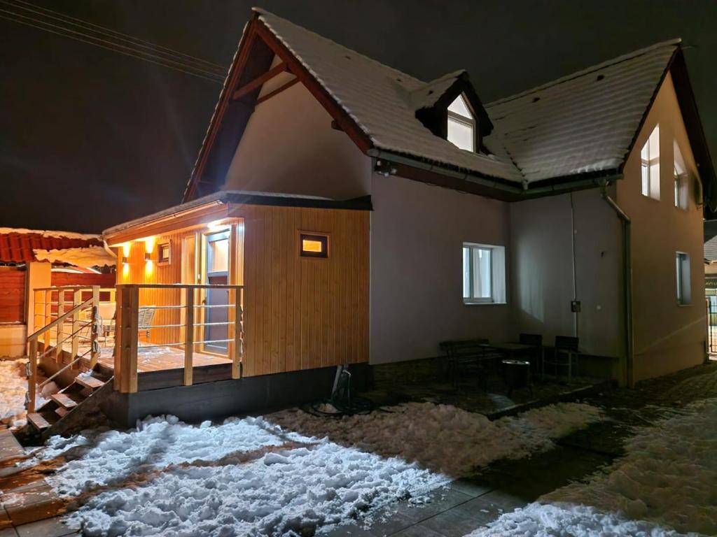 Una casa en construcción en la nieve por la noche. en Villa Rustica, en Bešeňová