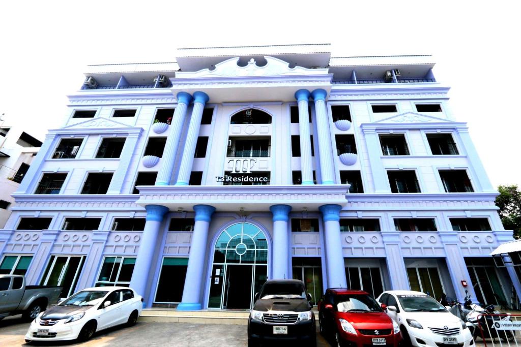 un edificio con coches estacionados frente a él en T3 Residence, en Bangkok