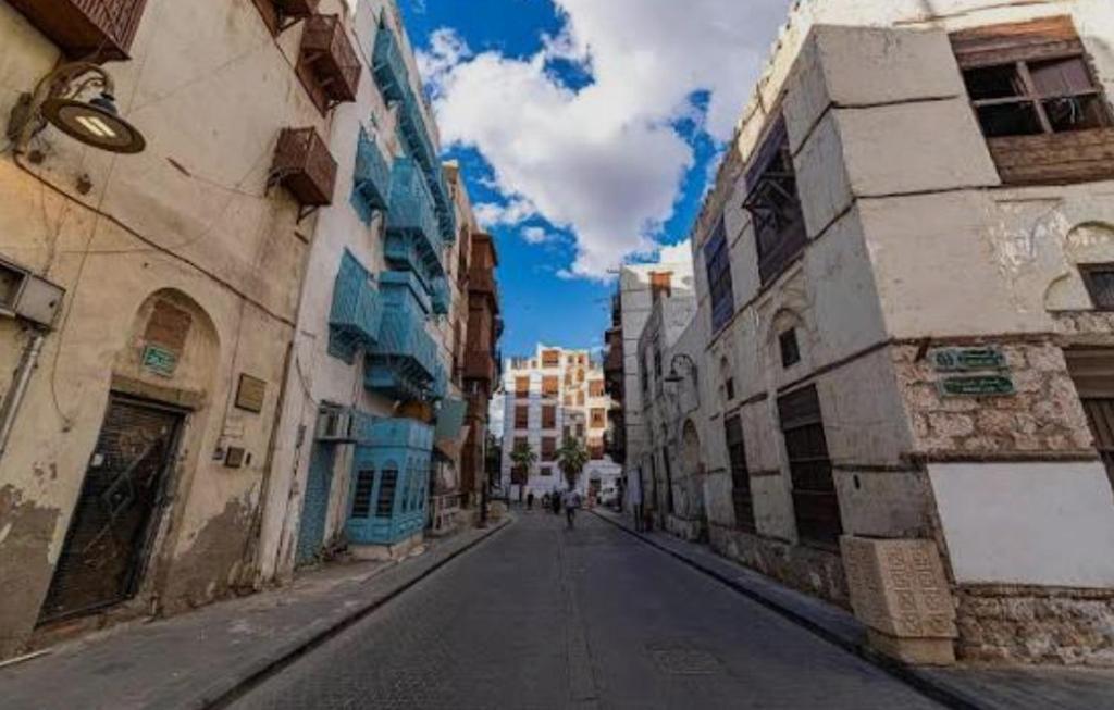eine leere Straße in einer Stadt mit Gebäuden in der Unterkunft جده in Riad