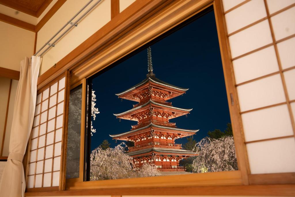 弘前市金剛山最勝院 寺泊的窗户里映出的宝塔倒影