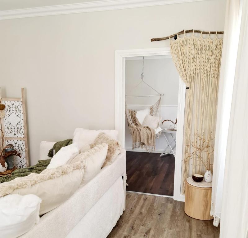 Ένα ή περισσότερα κρεβάτια σε δωμάτιο στο R&R Roo & Rest