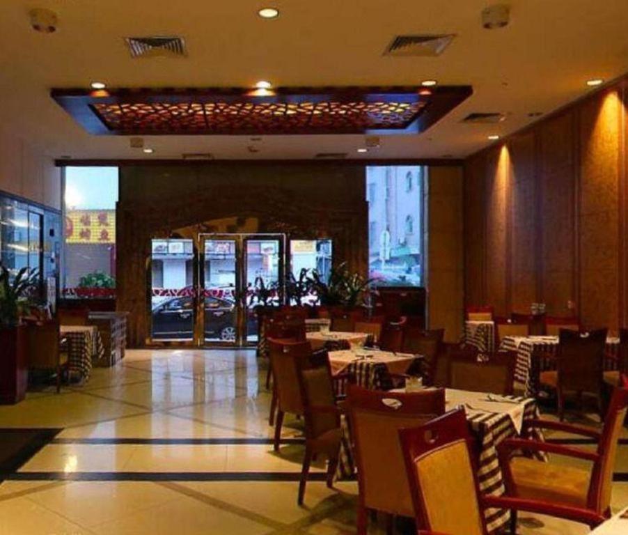 une salle à manger avec des tables et des chaises dans un restaurant dans l'établissement Borrman Hotel Dongguan Changping Avenue, à Dongguan