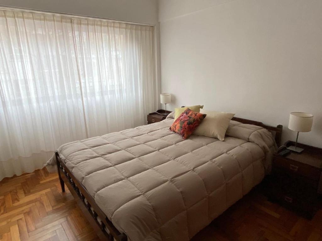 Ένα ή περισσότερα κρεβάτια σε δωμάτιο στο santiago del estero y Bolívar 6 personas acepto jóvenes con seña