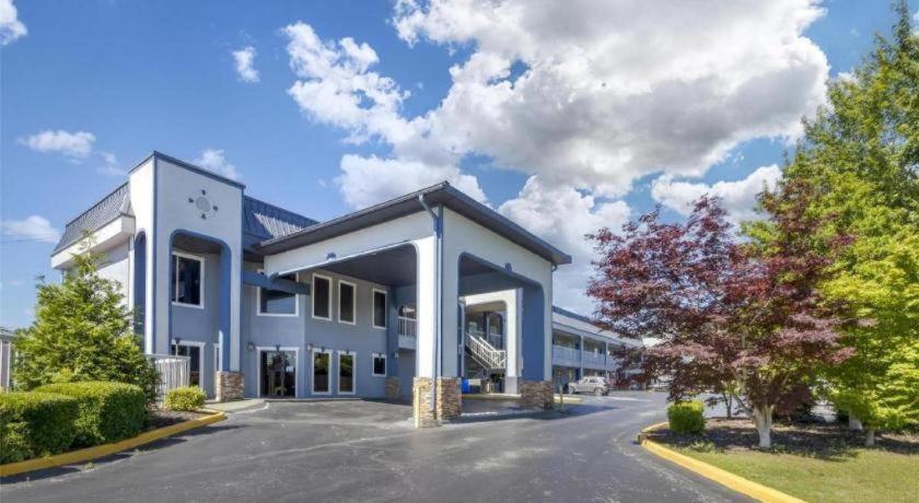 a large blue building with a parking lot at Best Western Fairwinds Inn in Cullman