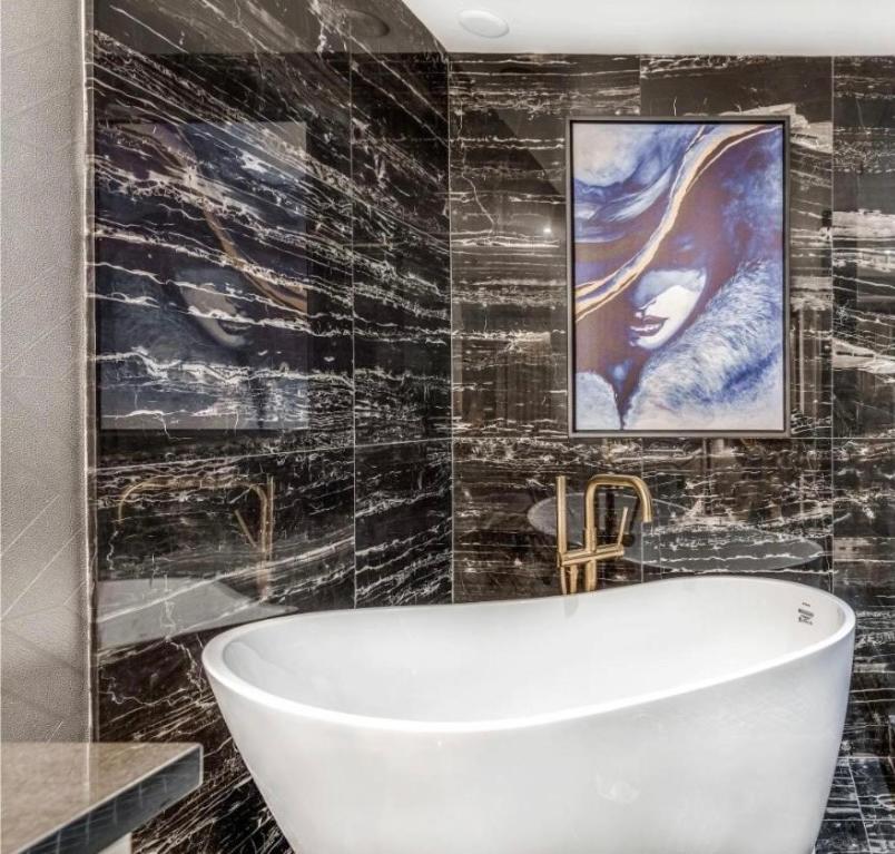 Koupelna v ubytování Hanza Tower BLACK 20 SPA & POOL & JACUZZI