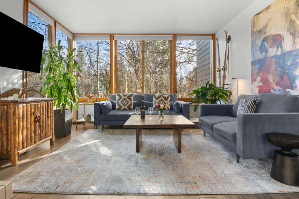 Μια τηλεόραση ή/και κέντρο ψυχαγωγίας στο RMR: Yarrow 2311 Condo in The AspensWilson WY