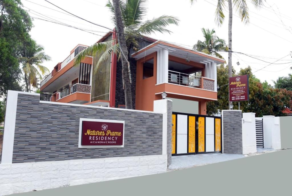 um prédio com uma placa na frente em Nature's Frame Residency em Varkala