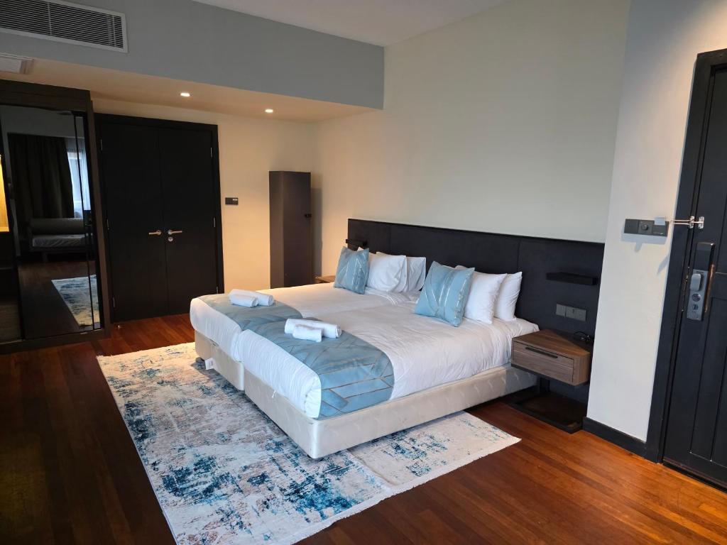 Postel nebo postele na pokoji v ubytování Golden Palm Tree Suite, Sepang, Malaysia