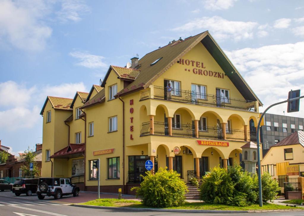 un edificio amarillo en la esquina de una calle en Hotel Grodzki, en Sandomierz