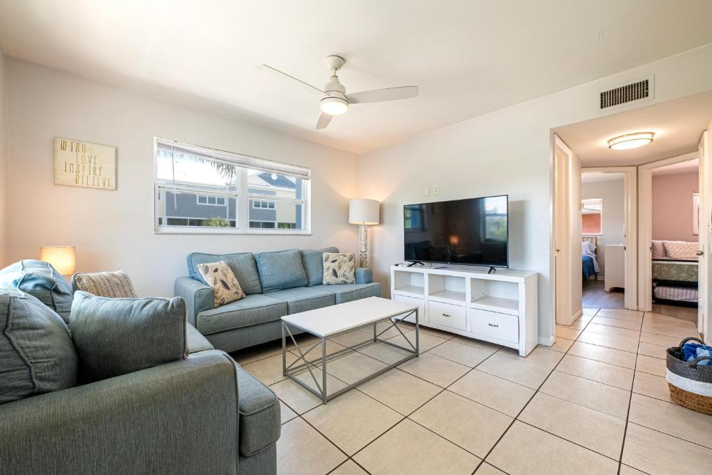 Телевизор и/или развлекательный центр в 2bd 1ba Sunset 3 3Mins to Beach