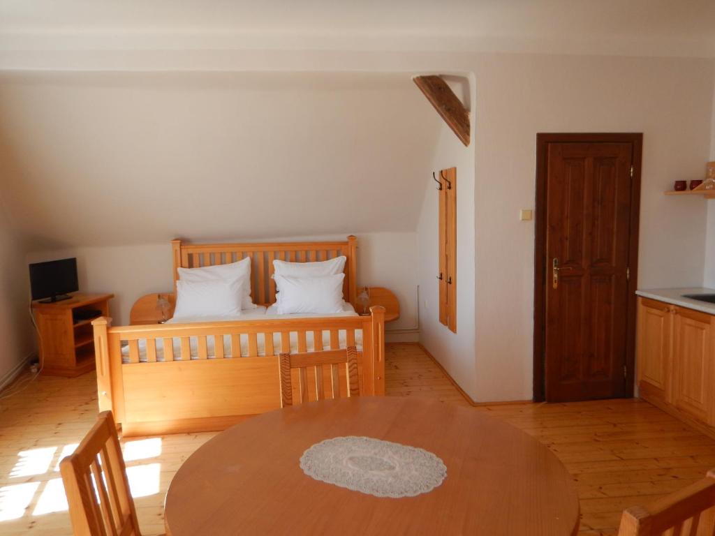 Postel nebo postele na pokoji v ubytování Hotel Barbakan