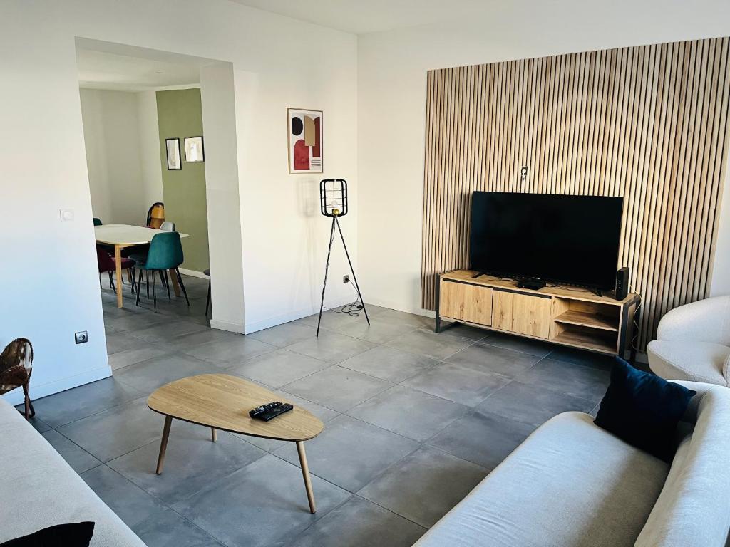 Μια τηλεόραση ή/και κέντρο ψυχαγωγίας στο BeCo house