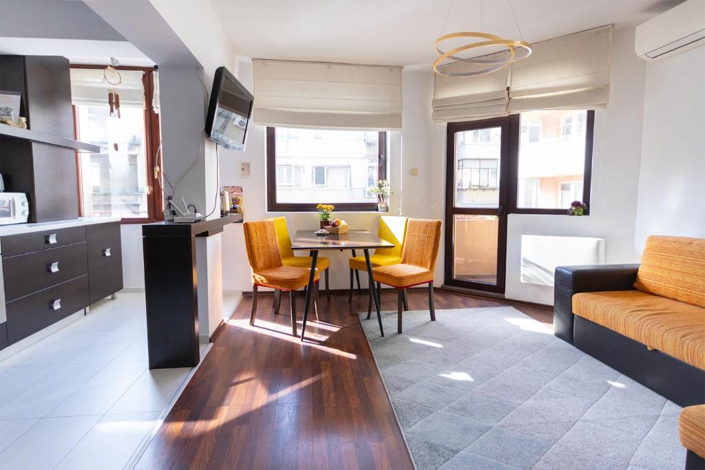 une cuisine et un salon avec une table et des chaises dans l'établissement EpiCenter by RV Apartments, à Varna