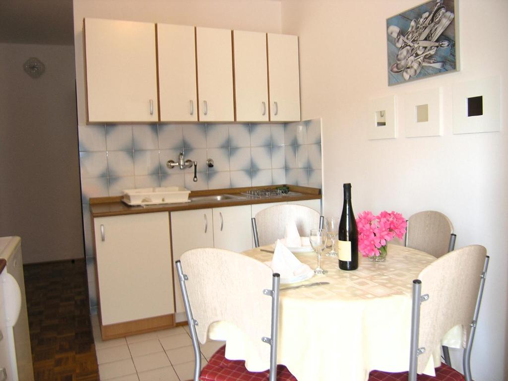 Kuchnia lub aneks kuchenny w obiekcie Apartment Kletuš