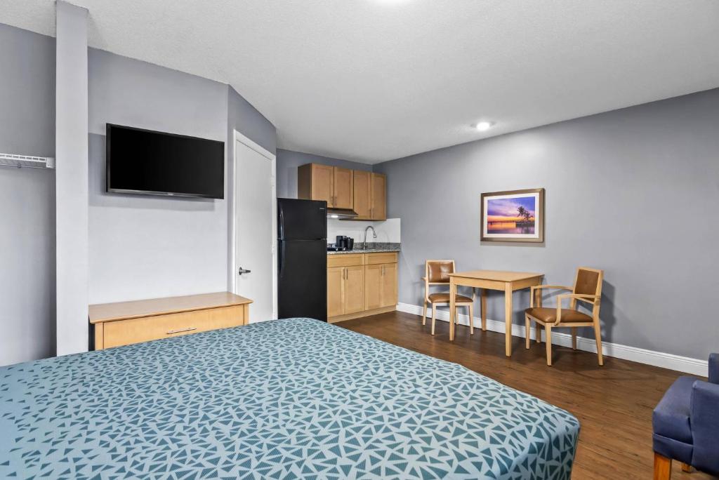 Kuchyň nebo kuchyňský kout v ubytování Suburban Studios Stuart near Federal Hwy 1