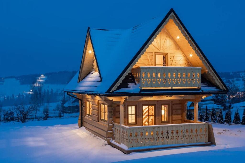 布科维纳-塔钱斯卡Domek góralski w Bukowinie Tatrzańskiej的夜晚雪中房屋的模型