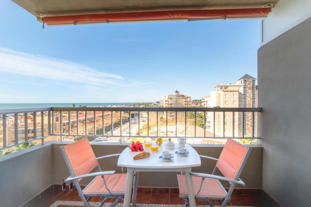 une table et des chaises sur un balcon avec vue dans l'établissement Bonito Piso a 1 minuto de la Playa, à La Antilla