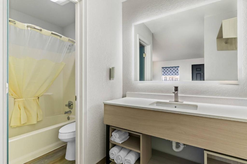 Rodeway Inn Muskogee - Superior Efficiency Kingsuite - Niet-roken