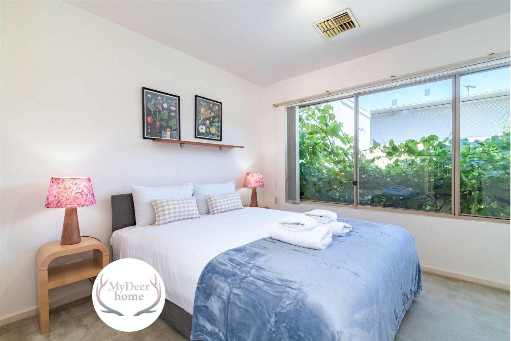 Ένα ή περισσότερα κρεβάτια σε δωμάτιο στο 2BR Urban Nest Cosy & Central - Free Parking