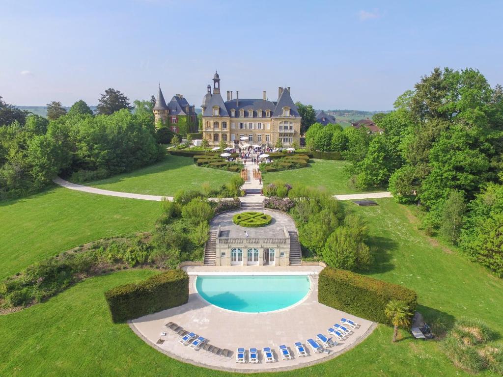 uma vista aérea de uma mansão com uma piscina em Domaine d'Essendiéras em Saint-Médard-dʼExcideuil