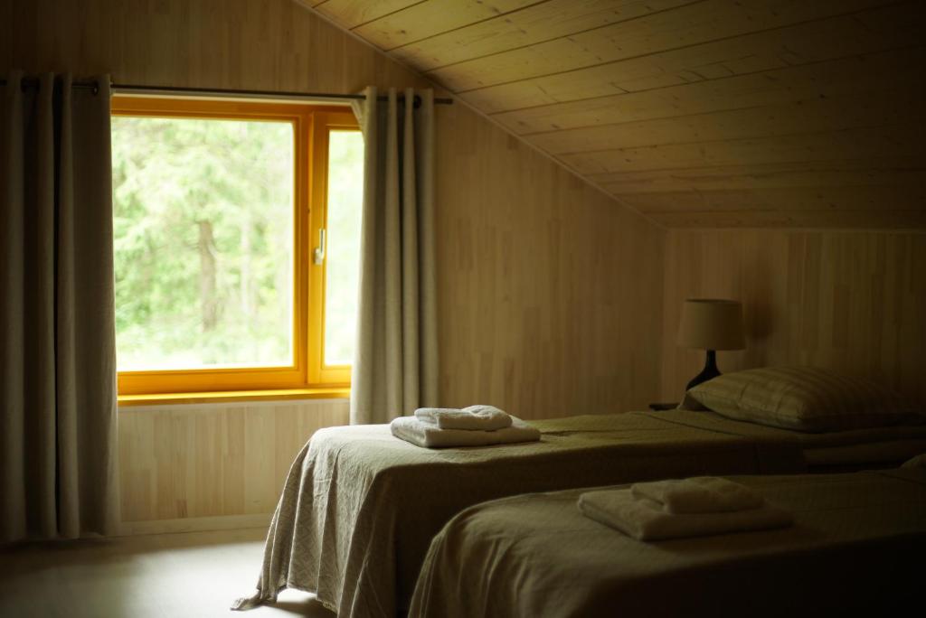 Postel nebo postele na pokoji v ubytování Kivi Talu Country Hotel