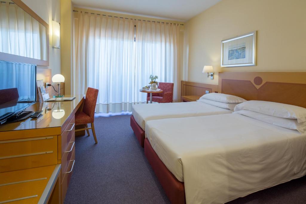 Televízia a/alebo spoločenská miestnosť v ubytovaní Best Western Hotel I Triangoli