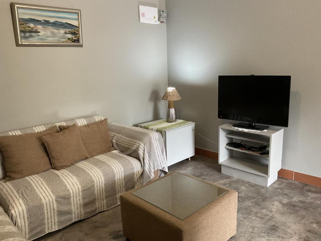 Una televisión o centro de entretenimiento en Home away from home