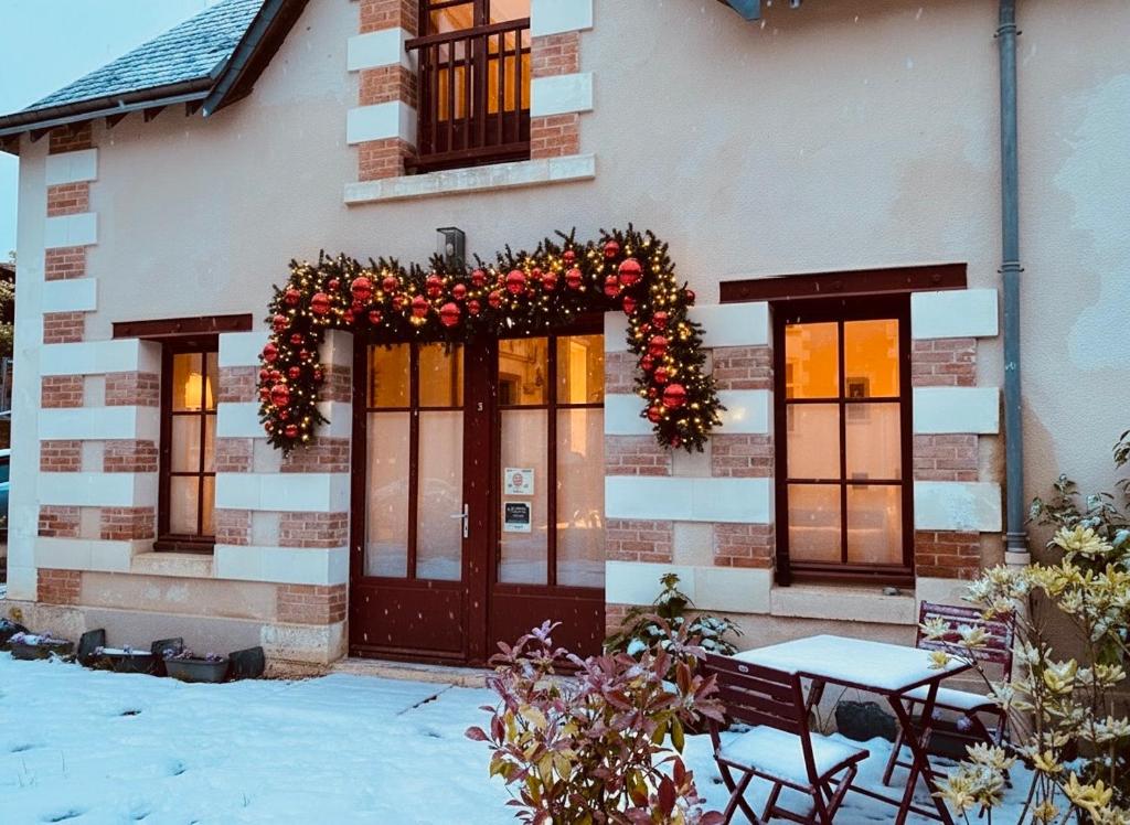 une maison avec une couronne à l'avant dans l'établissement Les Cahiers de Vacances, à Amboise