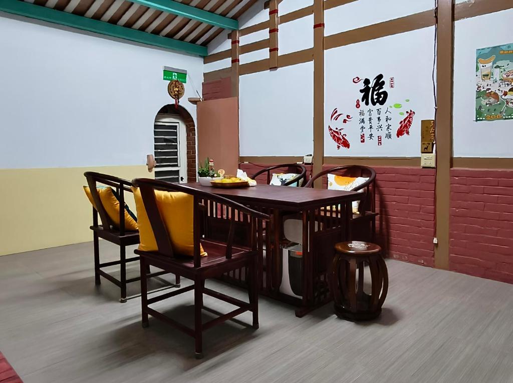 Un comedor con mesa y sillas en J ancient house, en Lucao