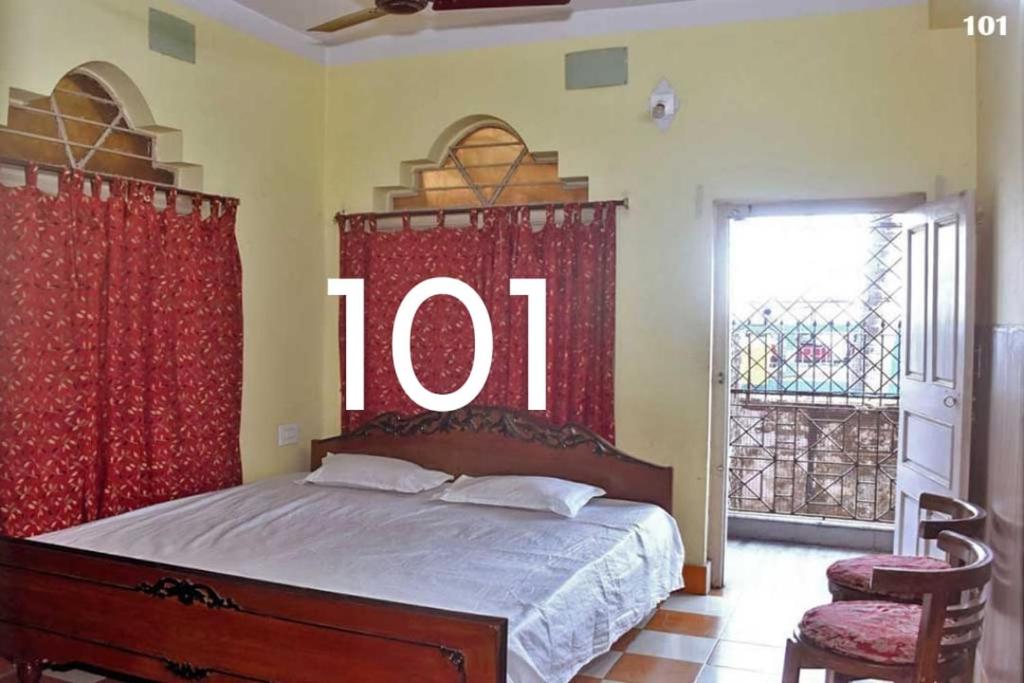 Ένα ή περισσότερα κρεβάτια σε δωμάτιο στο TAKI Suhasini Guest House