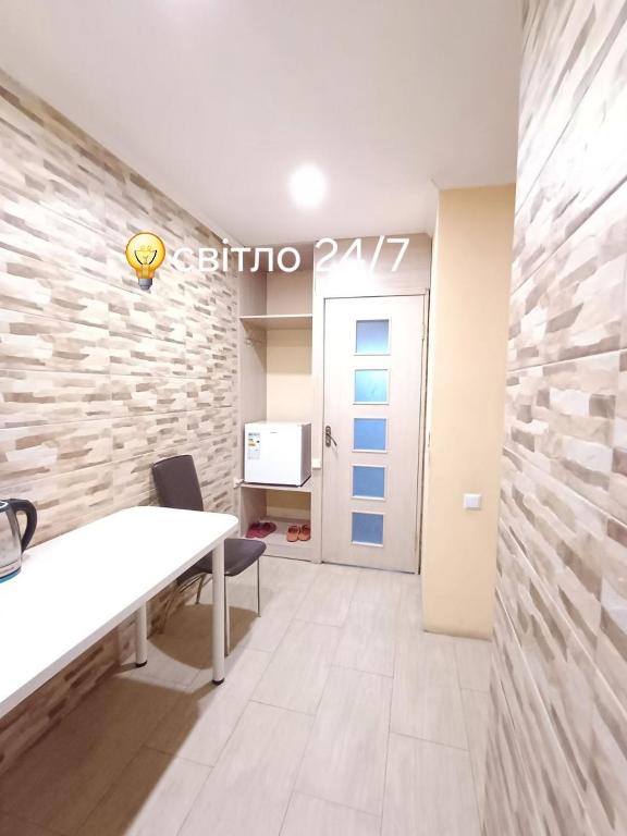 una oficina con un escritorio blanco y una puerta en 1 комн квартира, свой двор, en Cherkasy
