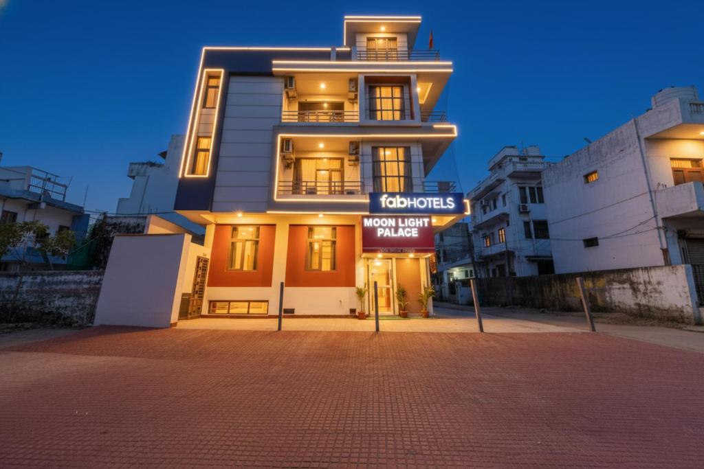 un edificio con un cartel delante en FabHotel Moon Light Palace, en Jaipur