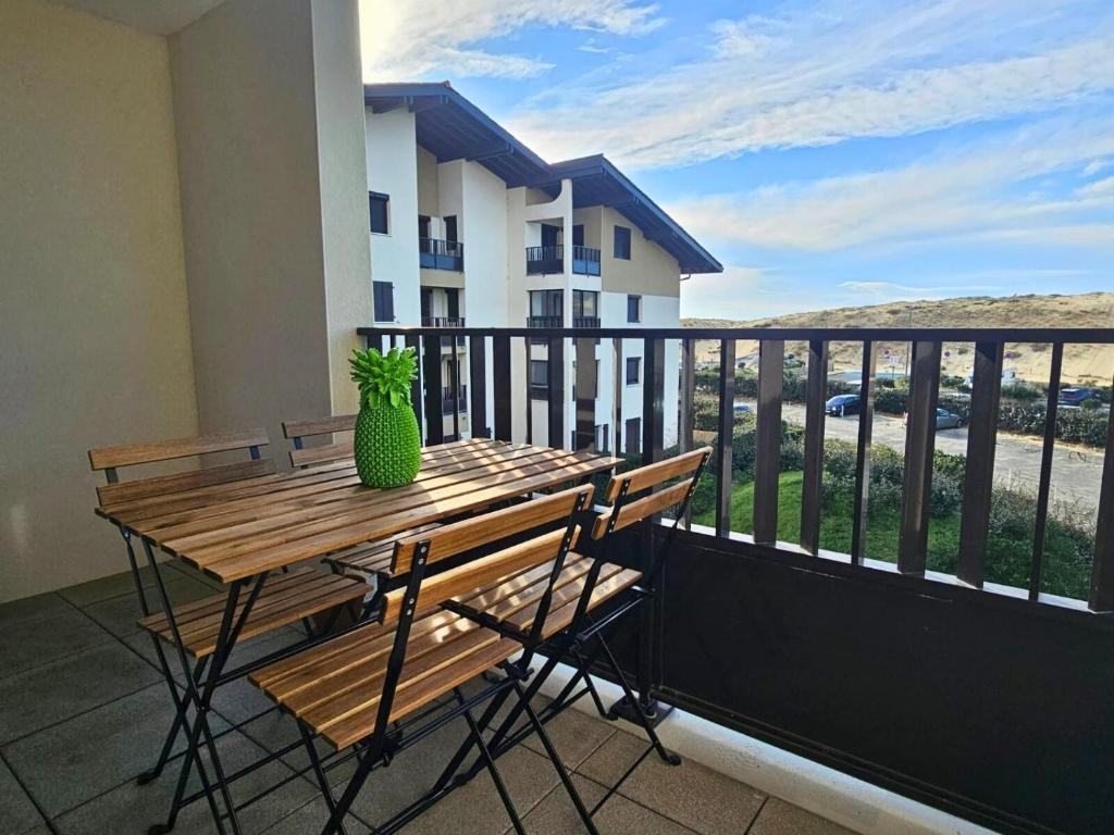 En balkon eller terrasse på Arlo - proche plage du Penon