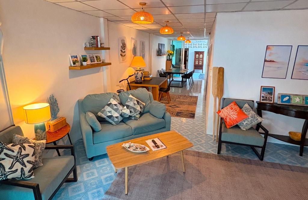 Et opholdsområde på Coral Cottage Beach House @ Phang Nga