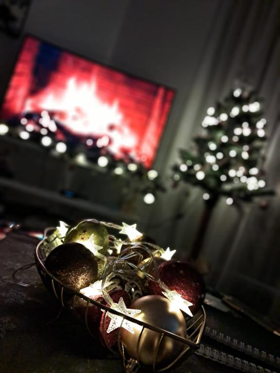 een schaal met kerstversiering voor een open haard bij Apartament Blue Waves Wisełka in Wisełka