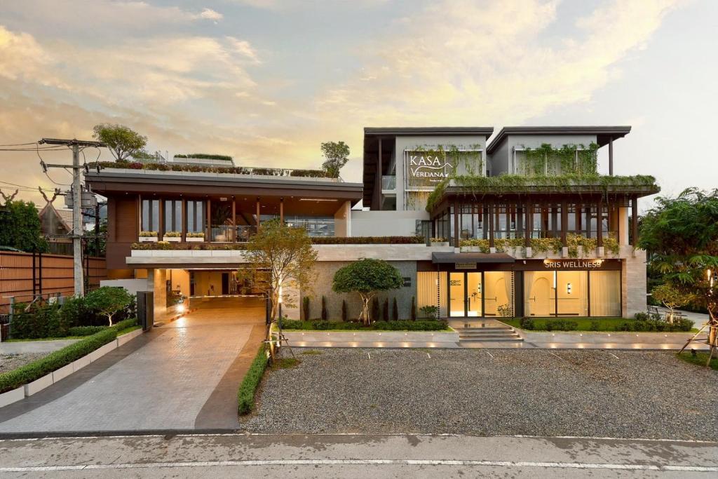 une grande maison avec beaucoup de fenêtres dans l'établissement Kasa Verdana, à Chiang Mai