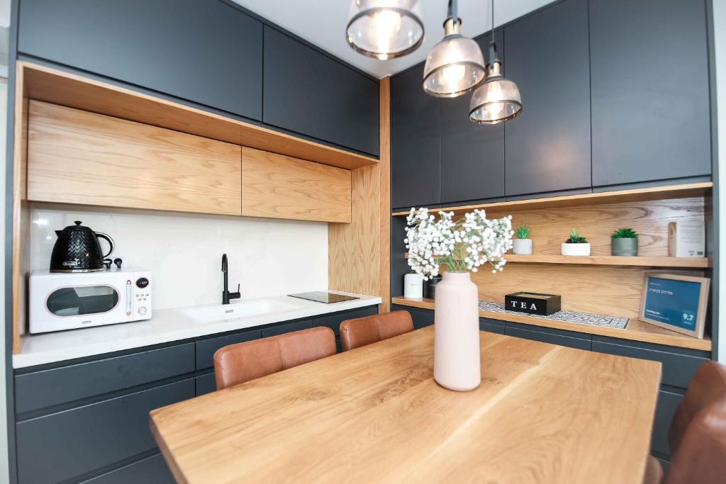 Η κουζίνα ή μικρή κουζίνα στο מול הים בקיסריה1