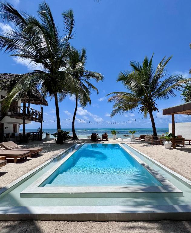 江比阿Mango Beach House的海滩上的游泳池