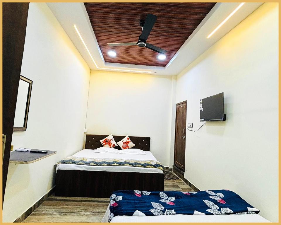 a bedroom with a bed and a ceiling with a projector at Hotel Shree- Nidhi Premium comfort # Stay Near Mahakaleshwar Jyotirlinga # Railway Station # Free Wi-Fi And Parking Service - Best Hotel In Ujjain in Ujjain