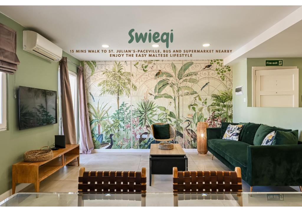 uma sala de estar com um sofá verde e um mural em Swieqi Best Location, Stay Close to Bars, Food & Nightlife em Is-Swieqi