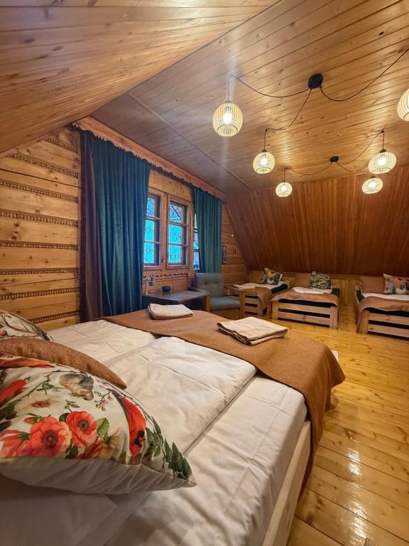 Ujsoły Chill House في ويسولي: غرفة نوم بها سريرين في الغرفة