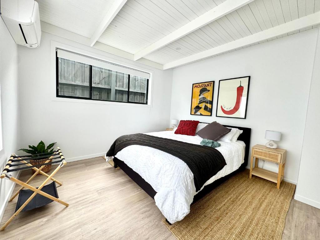 Postel nebo postele na pokoji v ubytování Little Red Gate Urban Retreat