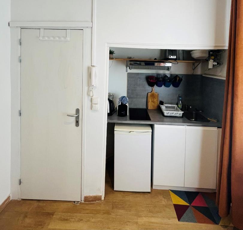 Una cocina o cocineta en Studio cosy au cœur Panier
