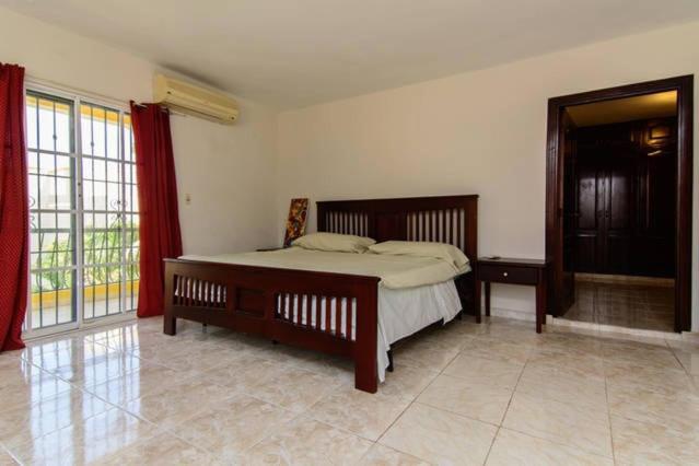 Un pat sau paturi într-o cameră la 4BR Villa Newly Renovated-5 min to Playa Dorada H1